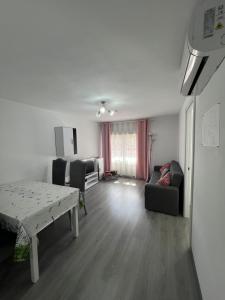 salon ze stołem i kanapą w obiekcie Como en casa en el centro de Torrejón w mieście Torrejón de Ardoz +18 zdjęć