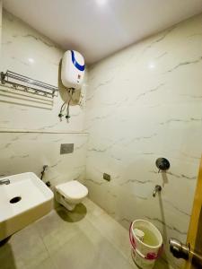 Koupelna v ubytování Hotel Bramhaputra Near New Delhi Railway Station