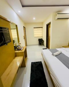 Postel nebo postele na pokoji v ubytování Hotel Bramhaputra Near New Delhi Railway Station