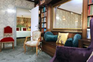 a living room with a couch and bookshelves at Het Ros van Twente in De Lutte