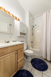 Phòng tắm tại Central Lake Cozy Retreat AC Boat Launch Fire Pit