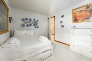 Giường trong phòng chung tại Central Lake Cozy Retreat AC Boat Launch Fire Pit