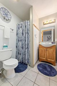 Phòng tắm tại Central Lake Cozy Retreat AC Boat Launch Fire Pit +29 ảnh