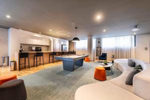 a living room with a couch and a table at NK | Vila Mariana | Localização Perfeita in São Paulo
