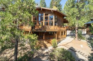 una gran casa de madera en el bosque en Waterfall Lodge Yellowstone Vibes Ac Space, en Shaver Lake