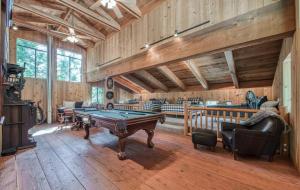Una sala de estar con una mesa de billar. en Waterfall Lodge Yellowstone Vibes Ac Space, en Shaver Lake