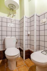 un baño con inodoro y lavabo en La casita de Paco Albaicin, en Granada 27 fotos más