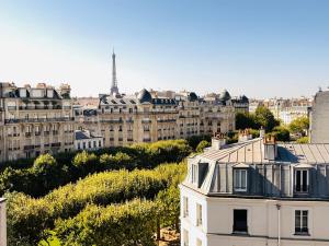 파리에 위치한 Parisian Elegance with Eiffel Tower View에서 갤러리에 업로드한 사진