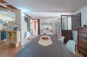 Кухня или мини-кухня в Villa con piscina al mare
