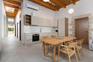 キサモスにあるVilla Maistrosの木製のテーブルと椅子のあるキッチン