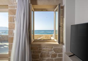 キサモスにあるVilla Maistrosの海が見える窓のある部屋