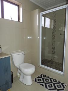 Ένα μπάνιο στο Central Retreat Cozy Apartment Near Attractions