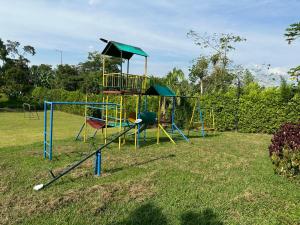 un patio de recreo con un tobogán en un parque en Finca Chalet Montesoro, en Montenegro