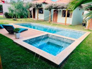 ein Swimmingpool mitten in einem Hof in der Unterkunft Recanto dos Sonhos - Rio Quente - Goiás in Rio Quente