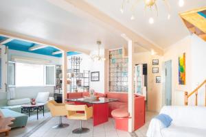ein Wohnzimmer mit bunten Möbeln und einem Bett in der Unterkunft LocArt room2 in Lefkada Town