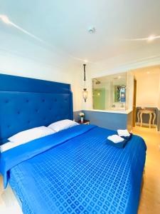 Ένα ή περισσότερα κρεβάτια σε δωμάτιο στο Seven Seas Cote d Azur By J-JAY