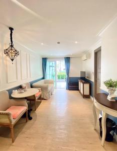 Χώρος καθιστικού στο Seven Seas Cote d Azur By J-JAY +22 φωτογραφίες