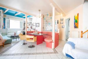 ein Wohnzimmer mit einem Bett und einem Tisch in der Unterkunft LocArt room2 in Lefkada Town