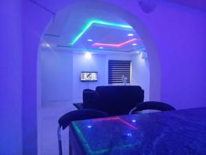 DBaLoGuN's HoMe ABEOKUTA- NEAR PANSEKE的电视和/或娱乐中心