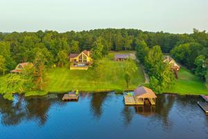 GladewaterにあるQuiet Lake Gladewater Getaway with Dock and Kayaks!の湖上の家屋空見