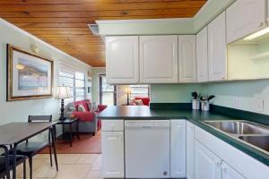 een keuken met witte kasten en een eetkamer bij Lake June Resort #10 in Lake Placid +18 foto's