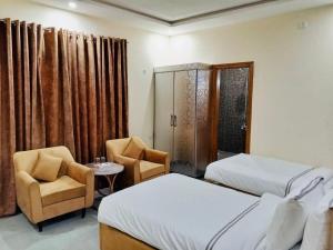 Postel nebo postele na pokoji v ubytování Legend Hotel Kalam