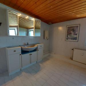 a bathroom with a sink and a mirror at Flensburg Ferienwohnung Apartment nähe Zentrum und Uni in Flensburg +17 photos