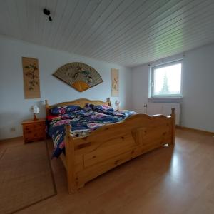 a bedroom with a wooden bed in a room at Flensburg Ferienwohnung Apartment nähe Zentrum und Uni in Flensburg