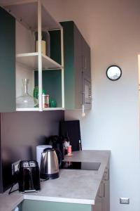 kuchnia z zielonymi szafkami i blatem w obiekcie Casa Battisti 15 Settimo Milanese w mieście Settimo Milanese