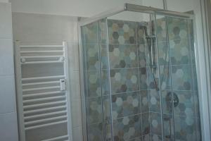 prysznic ze szklanymi drzwiami w łazience w obiekcie Casa Battisti 15 Settimo Milanese w mieście Settimo Milanese +8 zdjęć