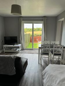 TV a/nebo společenská místnost v ubytování Chapel Cottage