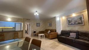 salon z kanapą i stołem w obiekcie Apartamento Golf Beach w mieście Benalmádena