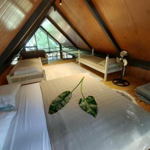 a bedroom with a bed in a attic at Tokai Surubi'i in Colonia Mariano Roque Alonso