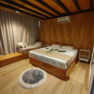 a bedroom with a bed and a couch in it at Tokai Surubi'i in Colonia Mariano Roque Alonso