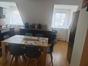 a kitchen with a table and chairs in a kitchen at Work and Stay Eschweiler 80 Qm 5 Betten 2 Schlafzimmer,Neu in Eschweiler +17 photos