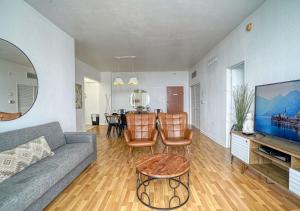 un salon avec un canapé et une table dans l'établissement The Tides on Miami Hollywood, à Hollywood 274 autres photos