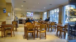 Um restaurante ou outro lugar para comer em Cóndor Suites Apart Hotel