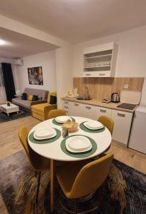 Η κουζίνα ή μικρή κουζίνα στο Mahala Apartments