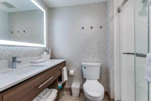 Ванная комната в Home2 Suites Dallas Medical District - Love Field