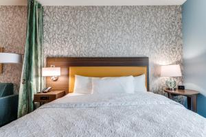 Кровать или кровати в номере Home2 Suites Dallas Medical District - Love Field