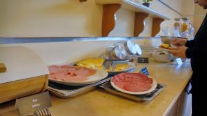 Comida no apart-hotel ou em algum lugar perto