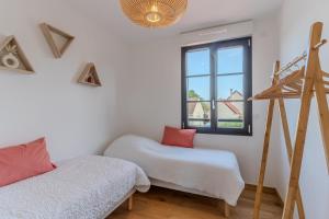 una stanza con due letti e una finestra di Superbe maison neuve proche centre-ville et plage pour 4 personnes a Neufchâtel-Hardelot