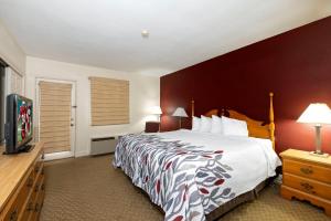 En eller flere senger på et rom på Red Roof Inn & Suites Hazleton