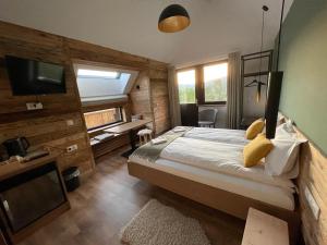 Postel nebo postele na pokoji v ubytování Kaliba Cabins