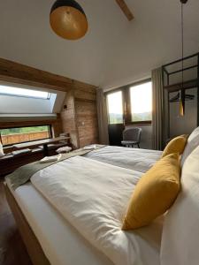 Postel nebo postele na pokoji v ubytování Kaliba Cabins