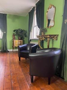 Una sala de estar con dos sillas y un espejo. en Landhuis de Nieuwe Hof, en Ressen 22 fotos más