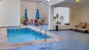A piscina localizada em Cóndor Suites Apart Hotel ou nos arredores