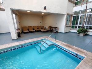 A piscina localizada em Cóndor Suites Apart Hotel ou nos arredores