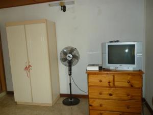 TV a/nebo společenská místnost v ubytování Chez Clenya Guesthouse