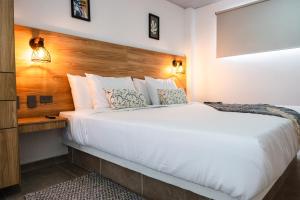 Postel nebo postele na pokoji v ubytování Central Suites by H&R + 22 fotografií